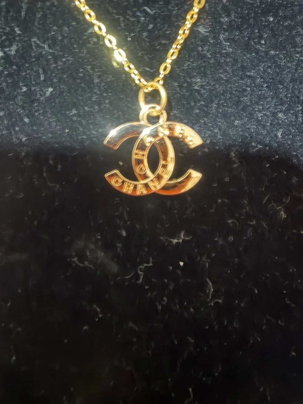 Zipper pull Gold Interlocking Pendant Necklace - Picture 3 of 4